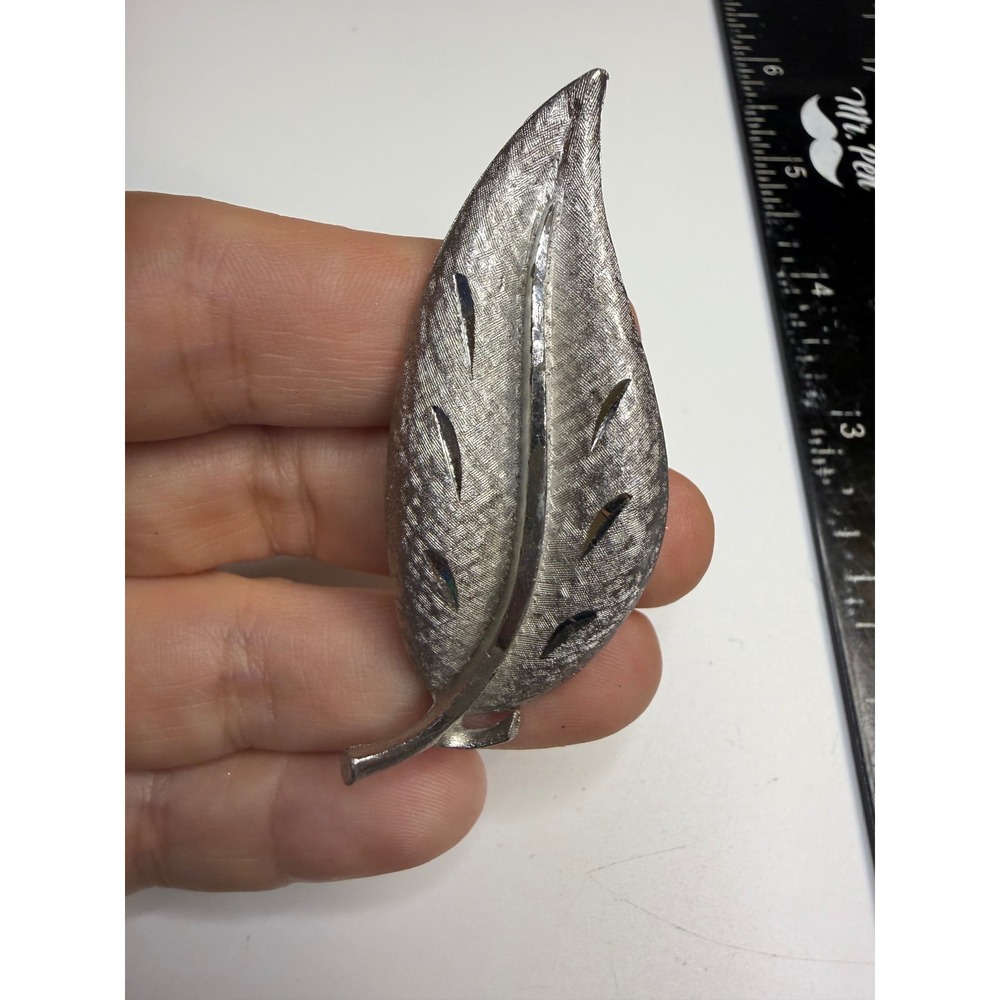 Vintage Silver Tone Textured Leaf Brooch Pin Botanical Nature Jewelry